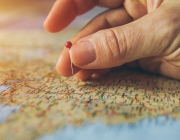 Una mà que marca un punt en el mapa amb una agulla. Font: Piviso (Pixabay)