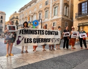 El grup Dones x Dones en una de les plantades silencioses de la plaça de Sant Jaume a Barcelona. Font: Dones x Dones