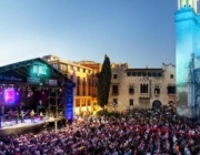 La Plaça de Jaume I s'omple de gom a gom de gent amb una copeta de vi preparada pels concerts
