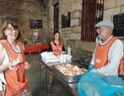 L'Hospital de Campanya de Santa Anna, a Barcelona, cerca voluntariat per als esmorzars, dinars i sopars de dilluns a dissabte. Font: Hospital de Campanya