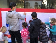 Nens i nenes fan un dibuix en l'acte de presentació del conte 'I es va fer la llum' a Barcelona. Font: Enginyeria Sense Fronteres