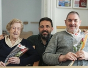 Entrega de roses al Club d'Avis Les Saleses l'any 2019, el darrer en què es van poder entregar roses a les residències. Font: Amics de la Gent Gran. Font: Amics de la Gent Gran