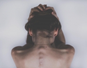 Una dona sense samarreta s'agafa el cap amb les mans en actitud de desesperació. Font: Pixabay