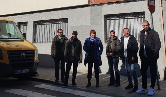 Representants de l'Ajuntament de Terrassa i de Sostre Cívic davant del nou projecte d'habitatge cooperatiu. Font: Sostre Cívic
