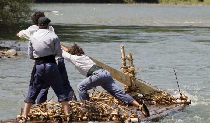 Imatge de raiers en ple transport fluvial de la fusta. Font: Associació Cultural dels Raiers de la Noguera Pallaresa