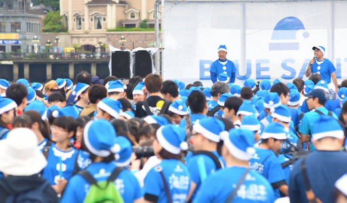 El ‘Blue Santa’ arriba del Japó per despertar la consciència ambiental i netejar les costes de residus. Font: Plastic Attack