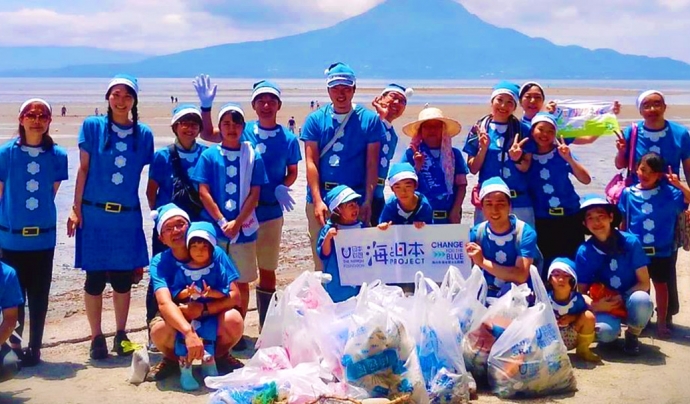 El ‘Blue Santa’ va començar a caminar el 2016 al Japó i, d’aleshores ençà, ha captivat més de 40.000 persones. Font: Plastic Attack