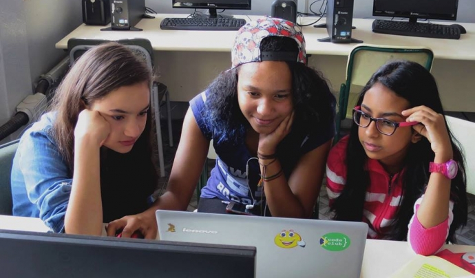 Tres noies davant d'un ordinador participant en una activitat de Code Club Font: Code Club World (Facebook)