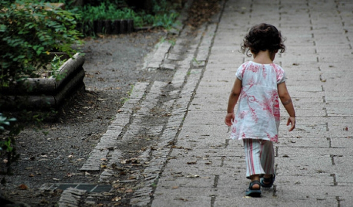 Nena caminant. Font: © Flickr.com/Lance Shields/cc Font: 