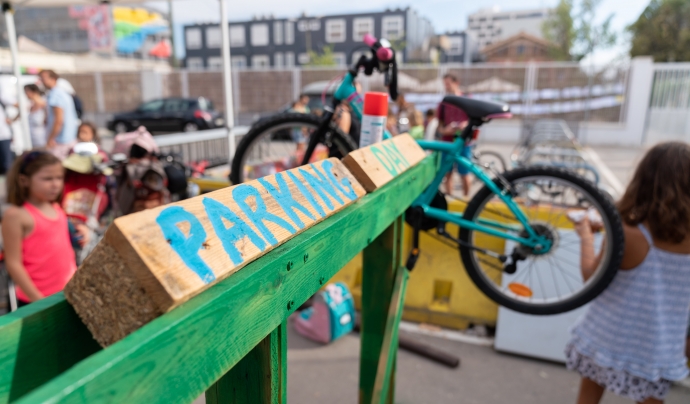 El Park(ing) day defensa la promoció de la mobilitat activa, aquella que comprèn l'ús de la bici, el transport públic o els desplaçaments a peu. Font: ISGlobal