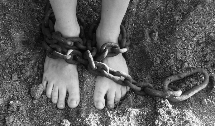 El tràfic d'infants, l'explotació sexual, el treball infantil i el matrimoni forçat són unes de les moltes manifestacions encara presents d'esclavitud infantil. Font: Pixabay (Llicència CC).
