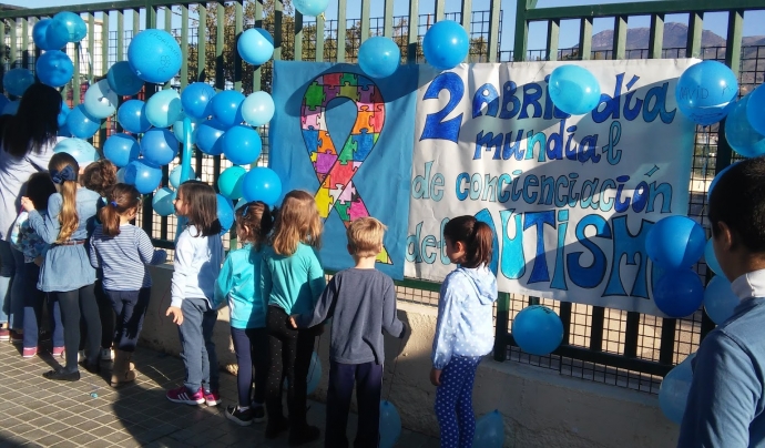 Infants celebrant el Dia mundial de conscienciació sobre l'autisme Font: Conexión Autismo