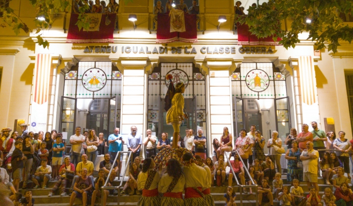 Activitat de Festa Major protagonitzada per la Federació del Seguici Tradicional Històric d'Igualada (FESTHI) davant de la façana de l'Ateneu Igualadí. Font: Cedida