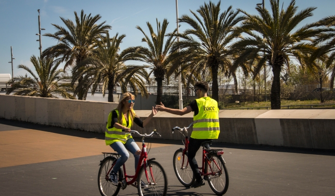  Els carrils bici no són l’única mesura que cal aplicar: fan falta aparcaments segurs i una pacificació del trànsit rodat de la ciutat. Font: Bicicleta Club de Catalunya (BACC)