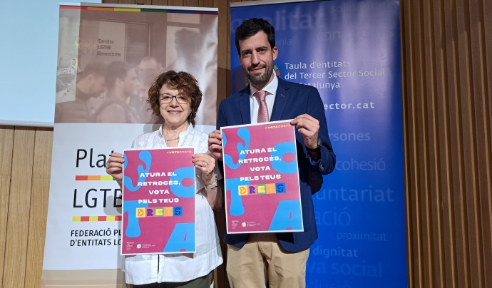 La presidenta de la Taula del Tercer Sector Social de Catalunya i el vicepresident de la Federació Plataforma d'Entitats LGTBI de Catalunya mostren el cartell de la campanya. Font: Taula del Tercer Sector