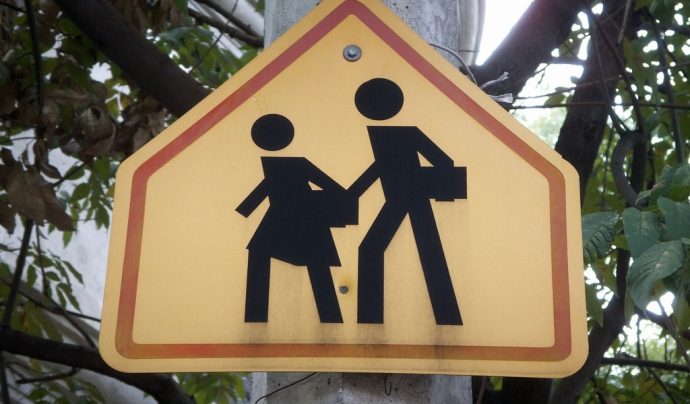 Senyal que indica la proximitat d'una escola a Mèxic. Flickr: Daquella manera Font: 