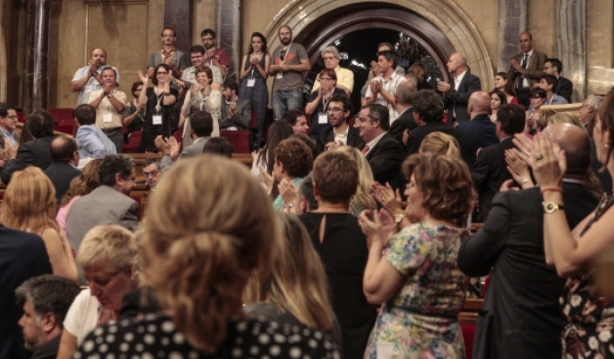 El Ple aplaudint l'aprovació de la Llei del voluntariat. Font: Parlament de Catalunya Font: 