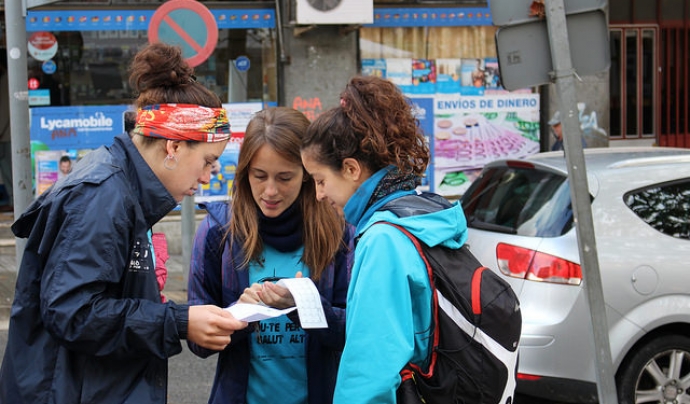 Participants a la Cursa d'Orientació Solidària mirant el mapa. Font: Fundació Salut Alta