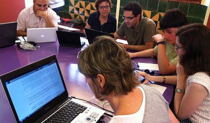 Usuaris de la Biblioteca de Palafrugell durant un taller. Foto Viquipèdia. 