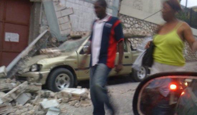 El terratrèmol del 2010 a Puerto Príncipe, Haití. Font:  Globovisión (CC BY-NC 2.0)