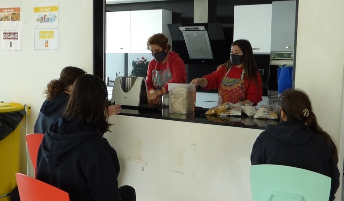 Les persones usuàries del Centre Ocupacional participen en classes de cuina. Font: Paula Gil