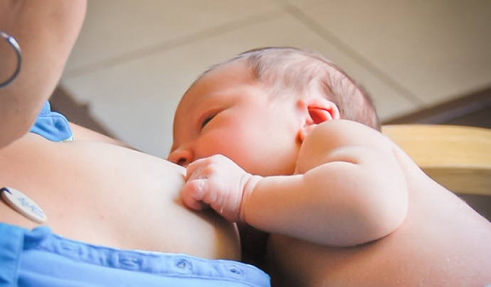 La lactància materna minimitza el risc de malalties infecciones. Font: Amy Bundy (Flickr)