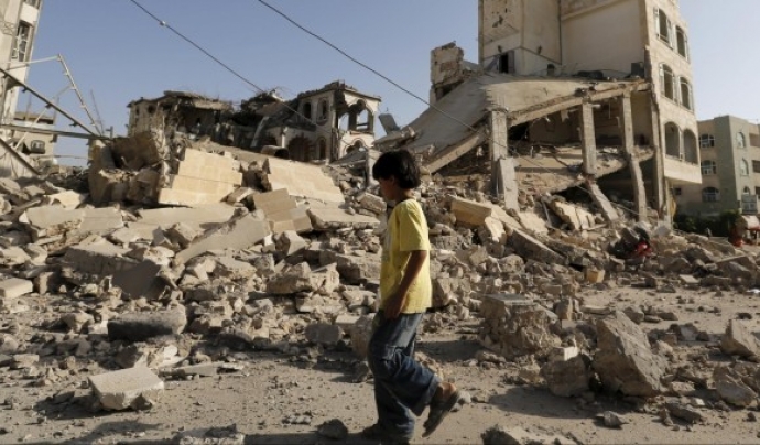 Un nen passeja sol a la ciutat de Yemen entre les runes dels edificis. Font: Reuters