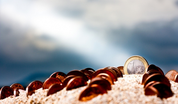 Muntanya de sorra amb monedes. Font: anieto2k (flickr.com)