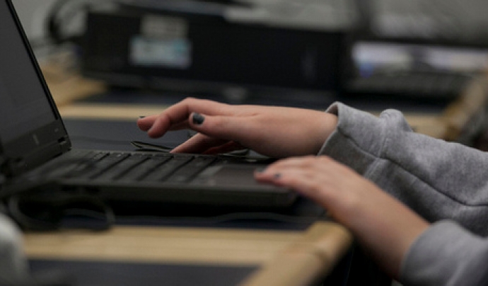 Dona fent servir l'ordinador. Imatge CC BY-ND 2.0 de US Mission (Flickr) Font: 