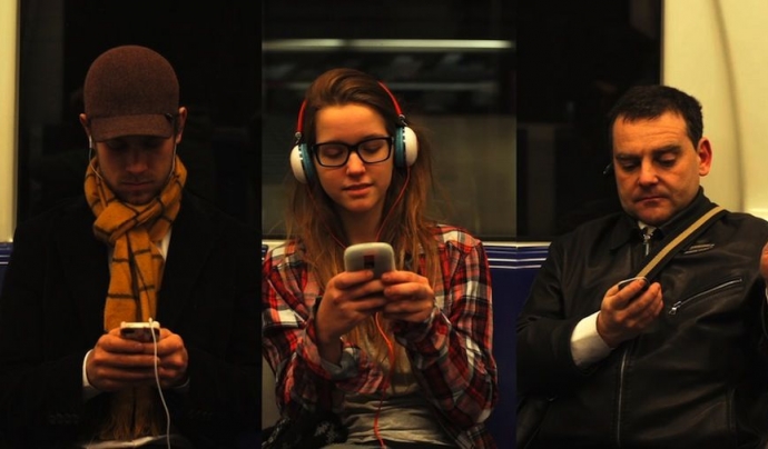 L'exposició mostra l'impacte del mòbil a la vida de tres persones Font: 