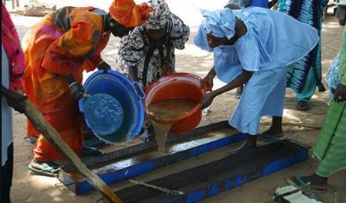 Dones treballant a Gàmbia. Font: Barnfonden (flickr) Font: 