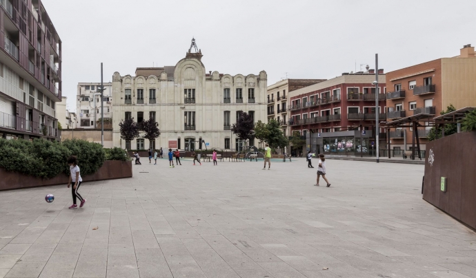 Vista general de la plaça de Joan Pelegrí amb nens jugant i l’Institut Escola Arts al fons. Font: Curro Palacios