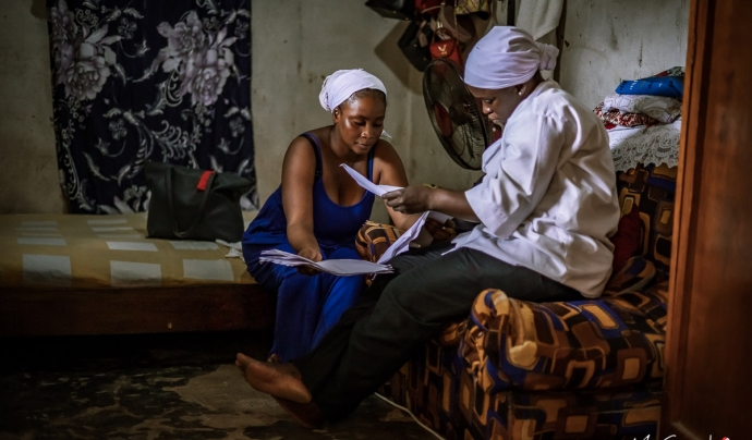 Dues dones gambianes compartint coneixements del programa 'No Women Left Behind' a la seva habitació Font: Aethnic