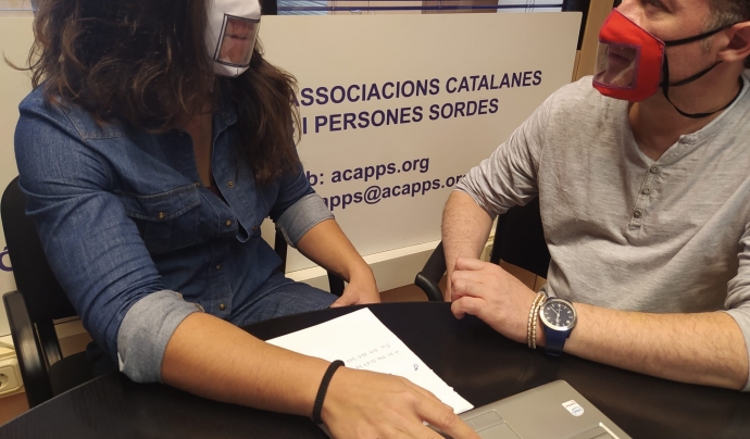 A Catalunya, després de l’inici del curs escolar, encara no han arribat les mascaretes transparents a l’aula. Font: ACAPPS. Font: Font: ACAPPS.