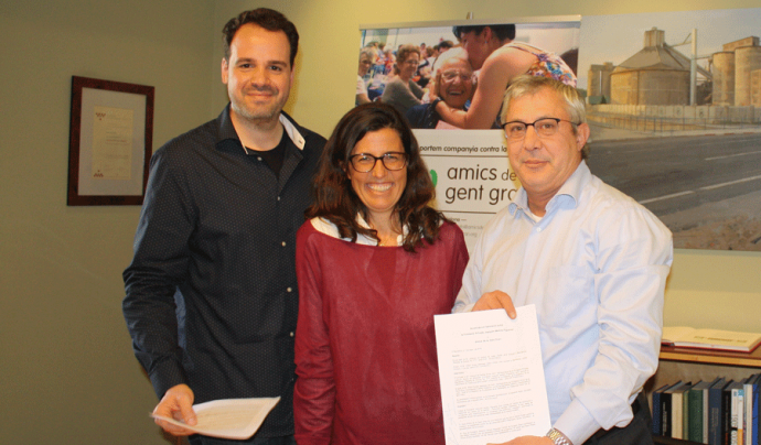 Albert Quiles, Esperanza Molins i Joaquim M. Molins Gil amb l'acord signat Font: 