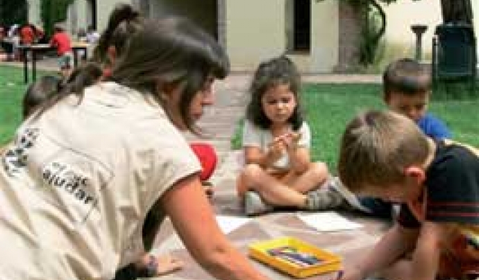 Voluntaris en activitats amb infants Font: 