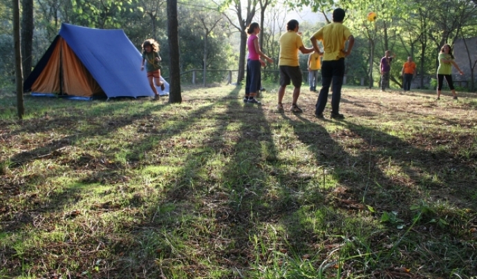 Membres de l'AEiG Montpalau de Pineda juguen durant uns campaments. Foto: MEG Font: 