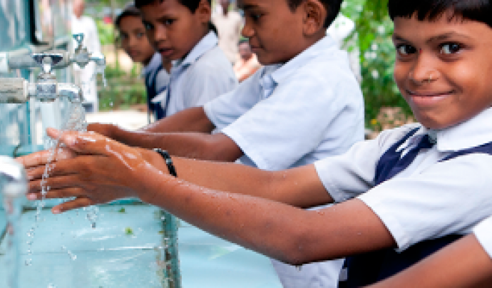 Nens rentant-se les mans. Foto de La Nit de l'Aigua Font: 