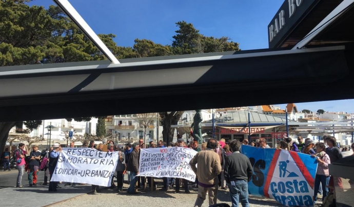 Imatge d'una mobilització en la qual es demanava respectar la moratòria de noves construccions a Cadaqués. Font: Amics de la Natura de Cadaqués
