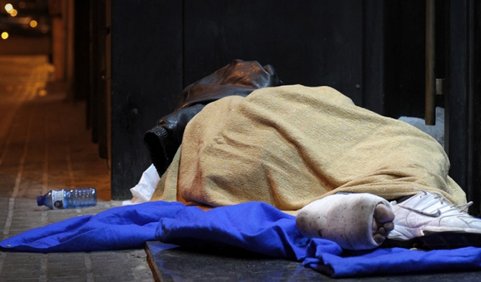Una persona dormint al carrer. Font: Plana web d'Arrels Fundació Font: 