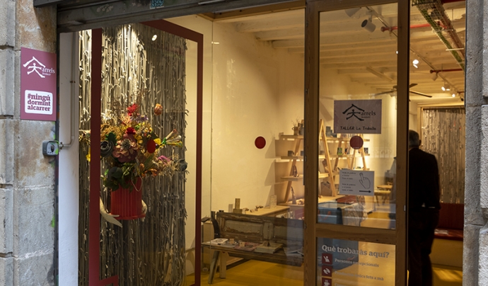 En aquest local cedit al carrer Ample de Barcelona hi ha el taller La Troballa, d'Arrels, i ara s'hi obrirà la botiga. Font: Arrels Fundació