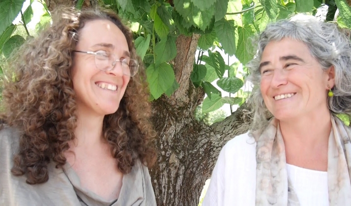 Marissa Pelaez Rey i Laia Aguilar, de l'Associació Arremangades dones del Montseny. Font: Youtube