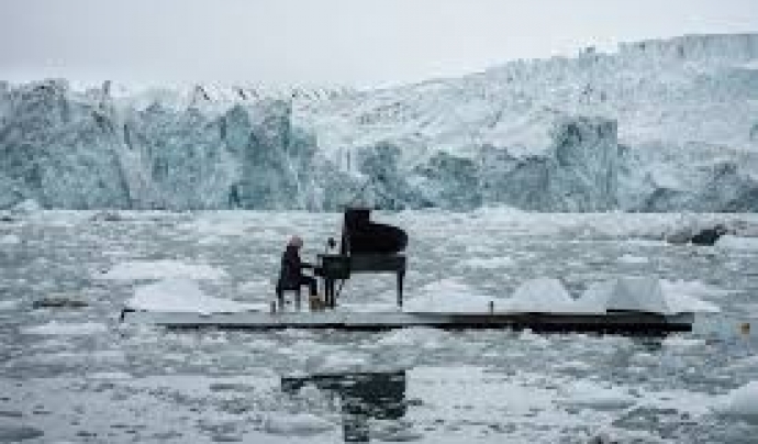 El pianista Ludovicp Einaudi tocant la "Elegia per l'Àrtic" en mig del gel (imatge: greenpeace) Font: 
