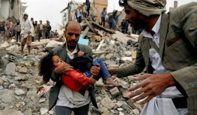 Un pare rescatant la seva filla d'atacs aeris al Iemen Font: BBC