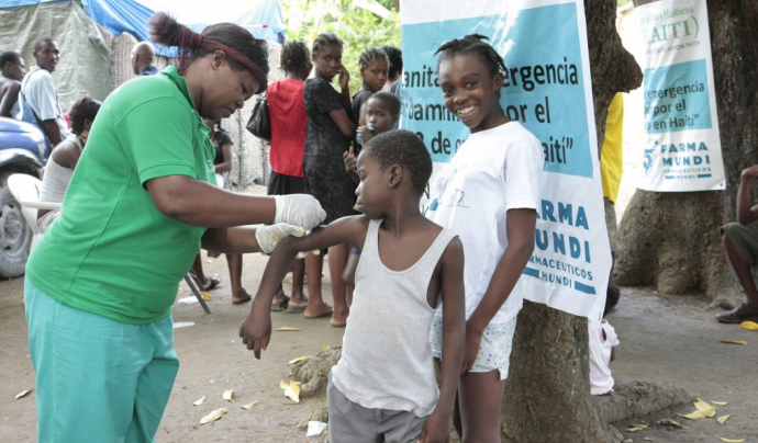 Atenció sanitària en una campanya a Haití. Font: Farmamundi