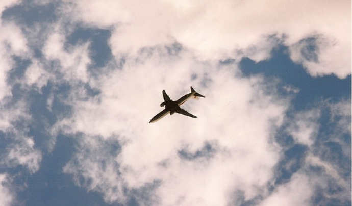 Un avió travessa el cel. Foto: Javier Leiva a Flickr Font: 
