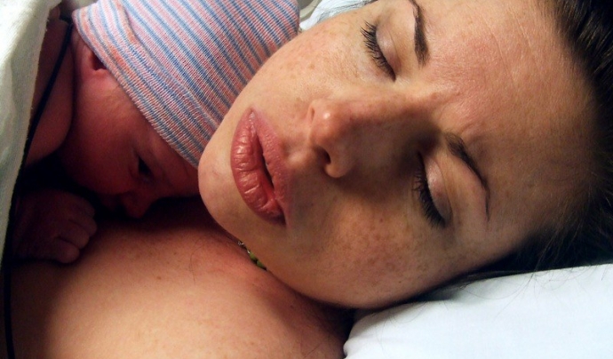 L'OMS recomana fomentar el part vaginal, el contacte pell amb pell i la lactància materna, també durant la crisi de la Covid-19. Font: Kelly Sue DeConnick (Flickr)
