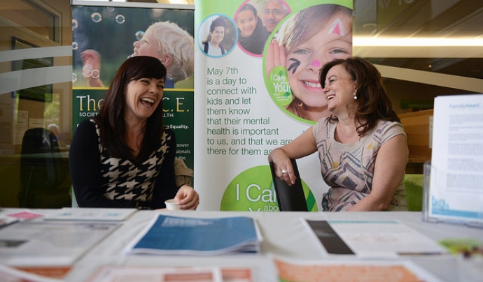 Dues dones participant en una conferència sobre treball social Font: University of the Fraser Valley