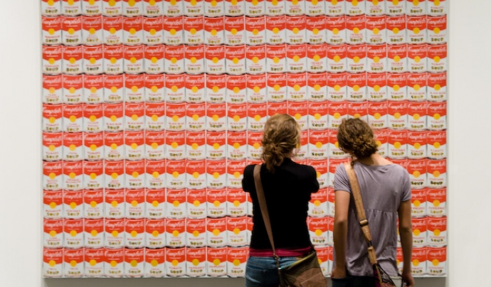 Dues persones observant una obra de Warhol a la National Gallery of Art  Font: Mike (Flickr)
