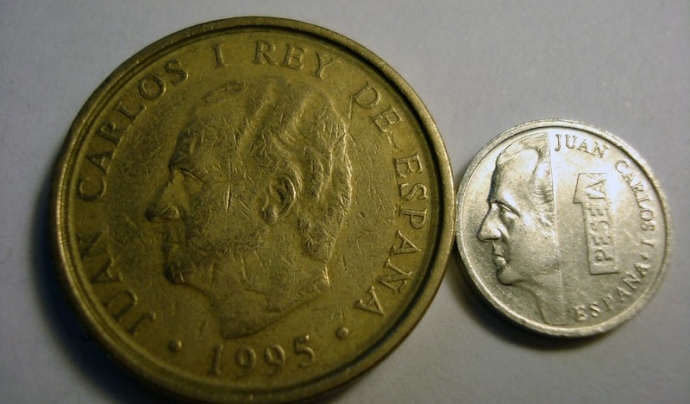 Les monedes de cent pessetes poden fer molt de servei a Mans Unides. Imatge de Manuel Martín. Llicència d'ús CC BY 2.0 Font: Imatge de Manuel Martín. Llicència d'ús CC BY 2.0